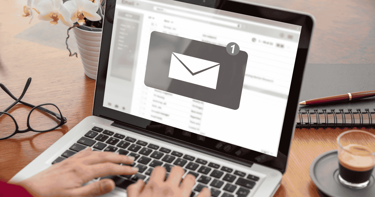 femme qui programme un mail en mode rappel automatique d'un rendez-vous pour son client