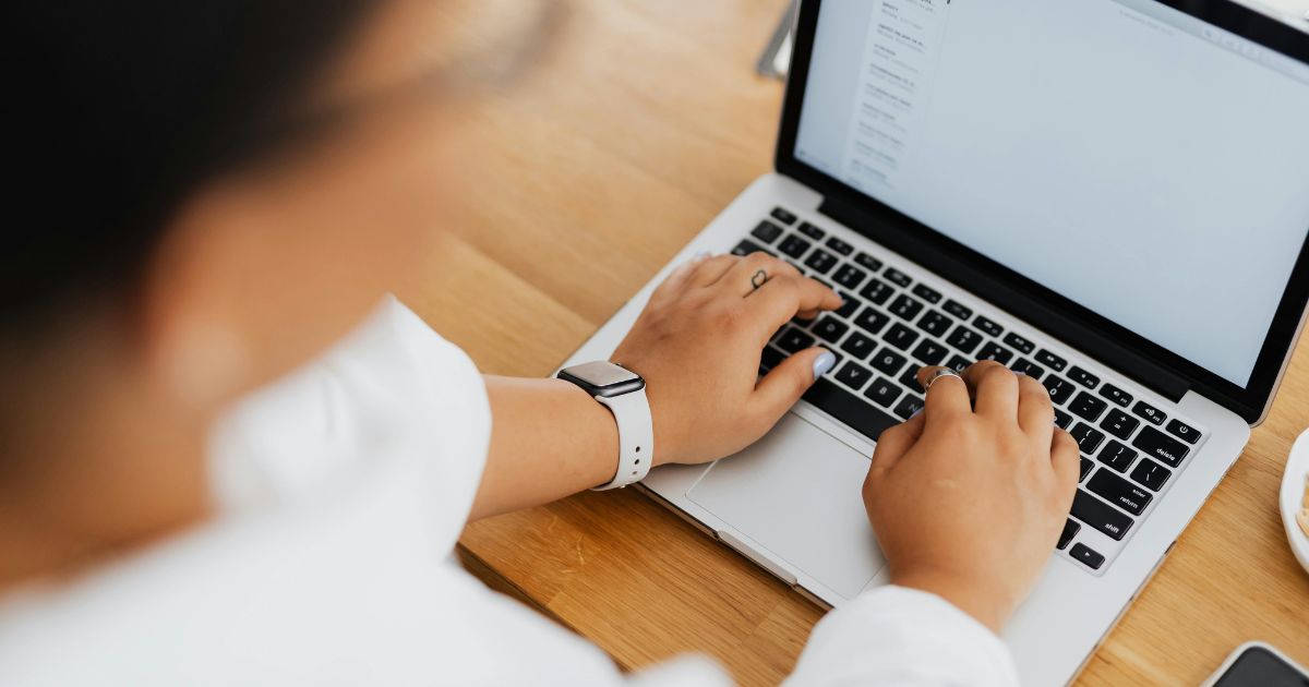 femme qui crée du contenu pour son profil LinkedIn pour attirer des clients