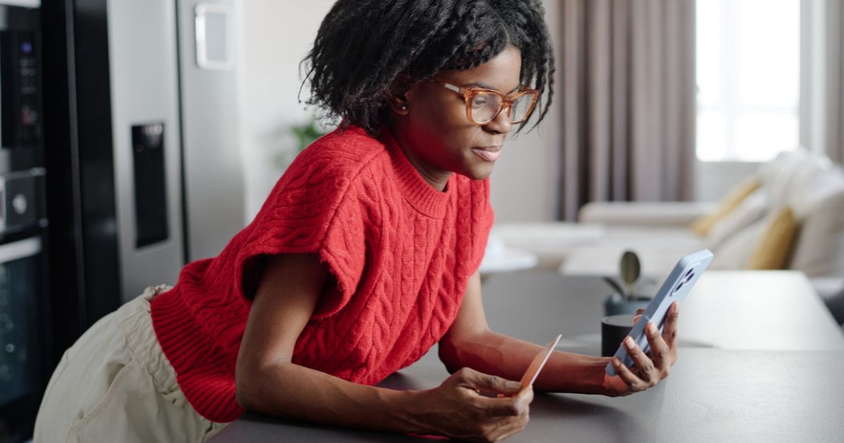 femme qui est en train de publier sur LinkedIn pour gagner en visibilité et accroître son expertise de praticienne du bien-être