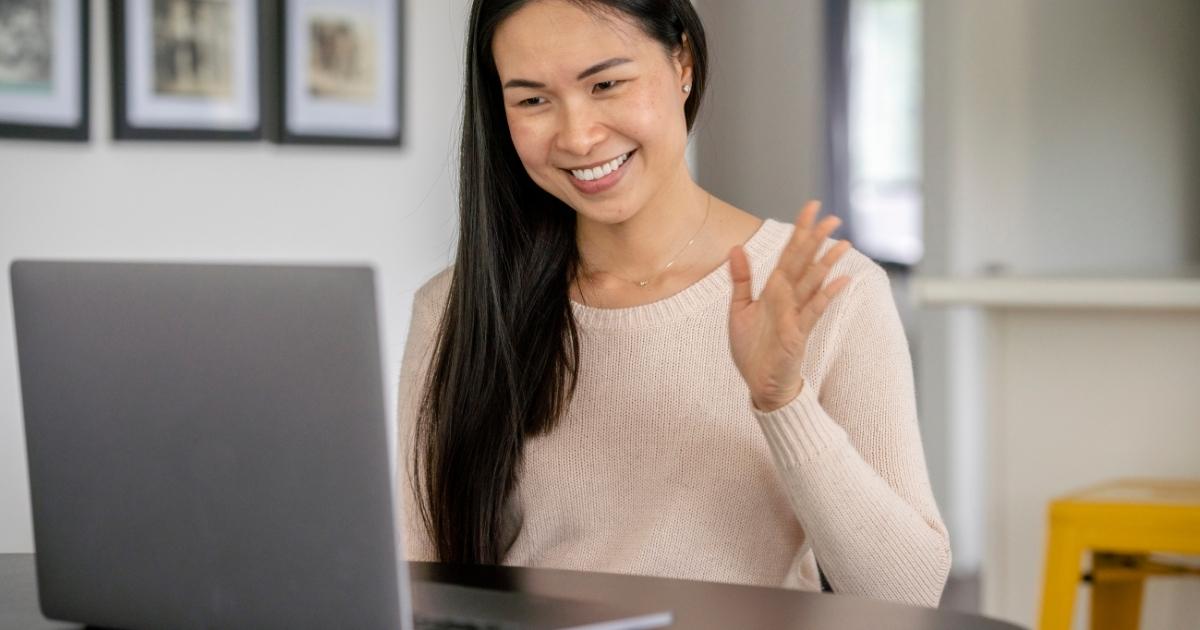 formation naturopathe femme qui fait une consultation en visio avec une naturopathe