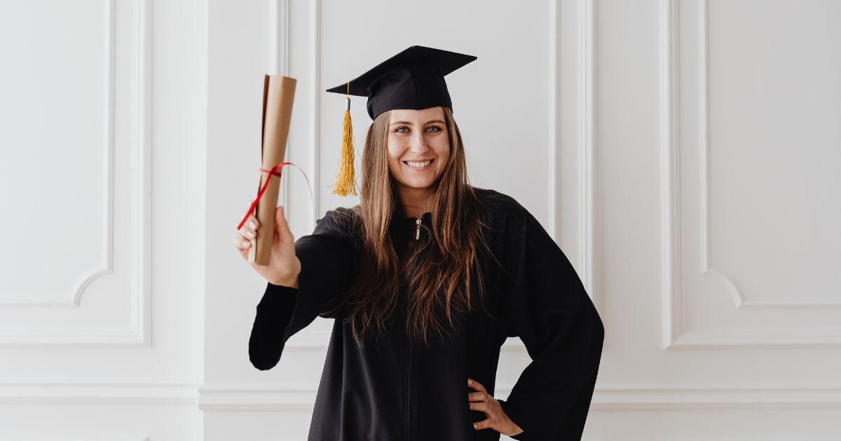 femme qui a obtenu son diplôme de psychologue après avoir fait sa licence et son master en psychologie ou être allée dans une école privée