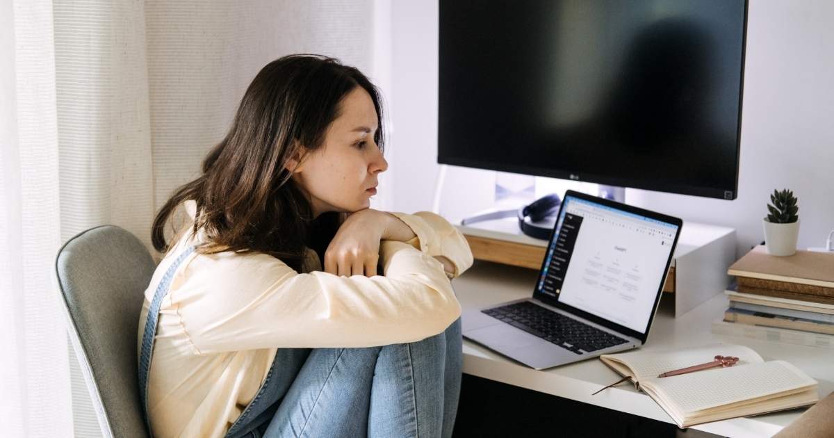 praticienne qui souhaite utiliser chatgpt pour la rédaction de contenu sur son site web ou ses réseaux sociaux pour gagner du temps