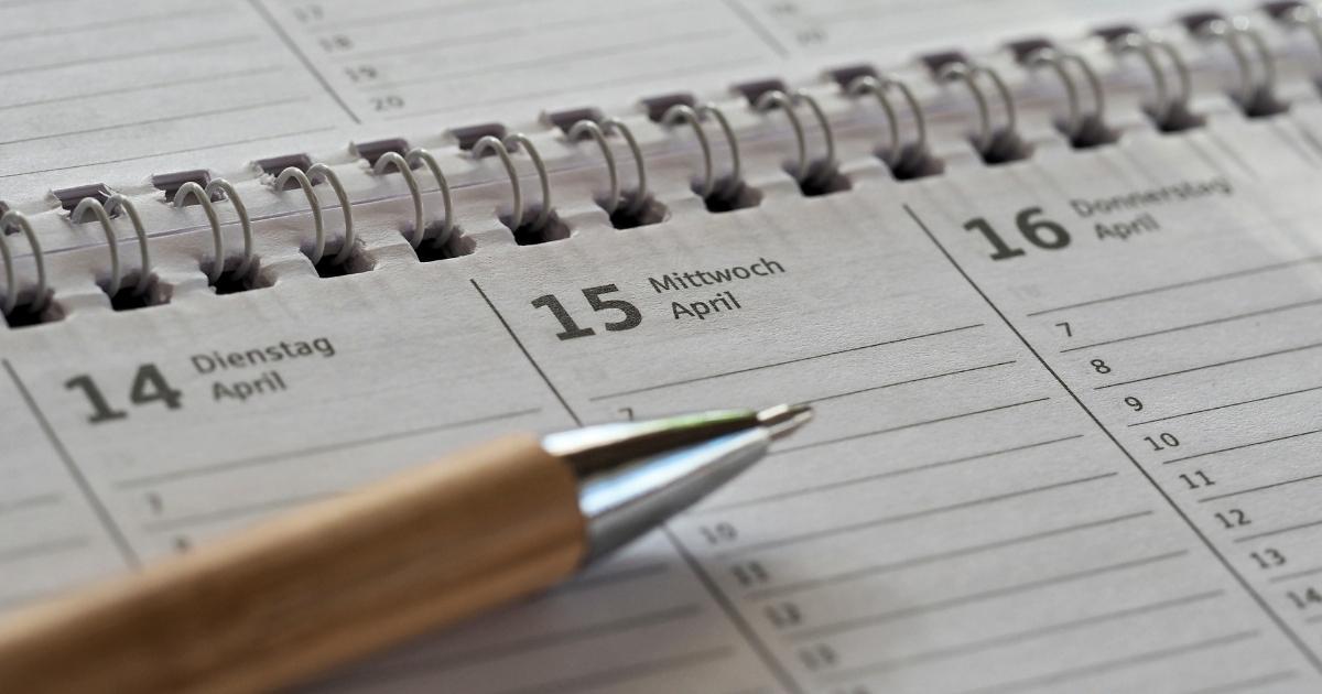 praticienne qui utiliser un calendrier éditorial pour planifier la mise en ligne de ces contenus sur son site web et ses réseaux sociaux