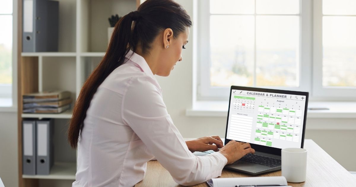 femme qui est en train de partager son agenda google avec un confrère