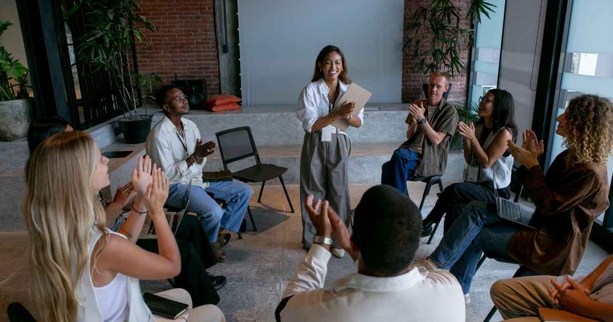 futurs hypnothérapeutes qui assistent à une formation pour apprendre le métier et obtenir leur certification