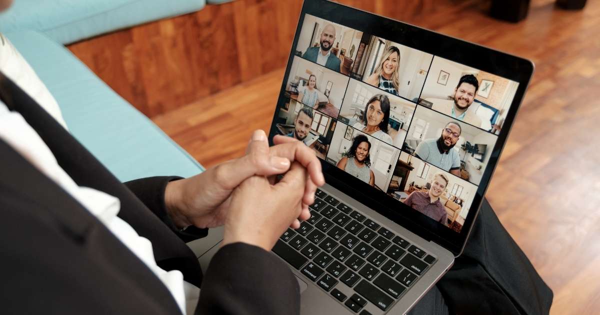 des futurs réflexologues qui suivent une formation à distance pour obtenir leur diplome et pratiquer ce métier